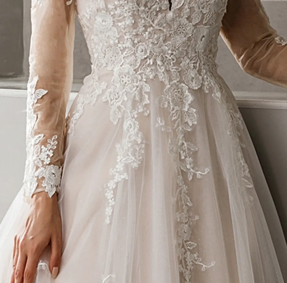 Classic Princess Wedding Dress With V-Neck and Long Sleeves