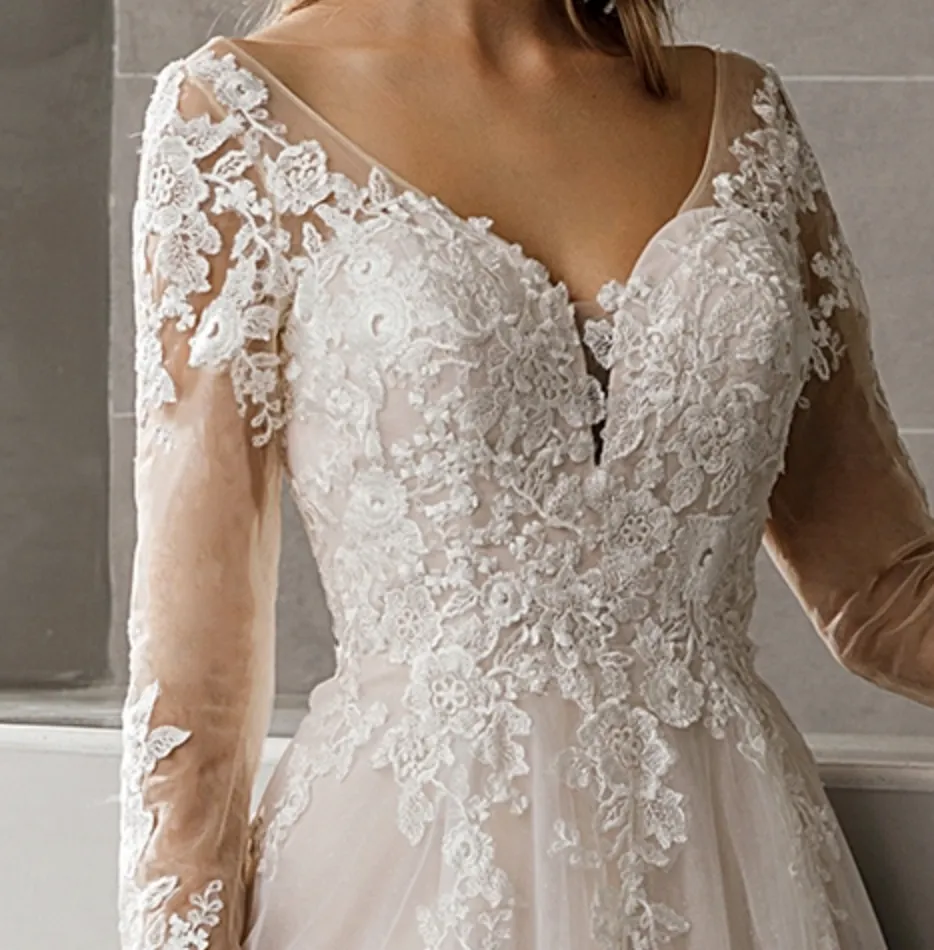 Classic Princess Wedding Dress With V-Neck and Long Sleeves